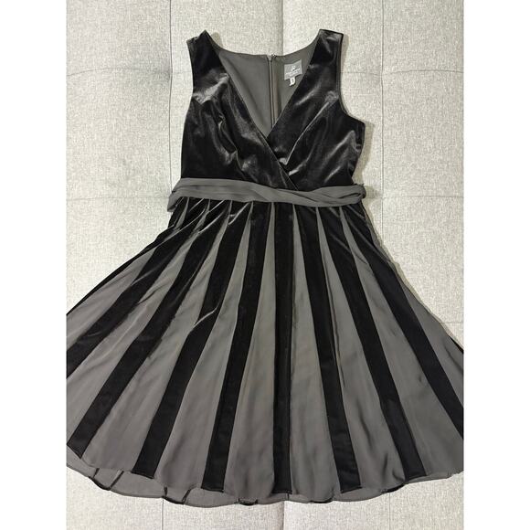 Adrianna Papell Dresses & Skirts - Adrianna Papell Dress Women 8 Black Burnout Velvet Striped Formal Evening